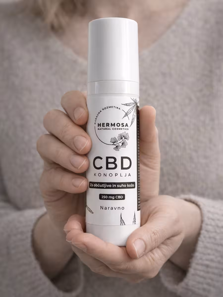 CBD krema 50ml v rokah ženske