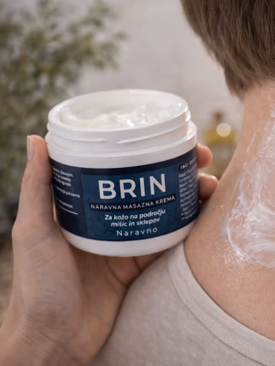 Hermosa grelna krema brin namazana na vratu